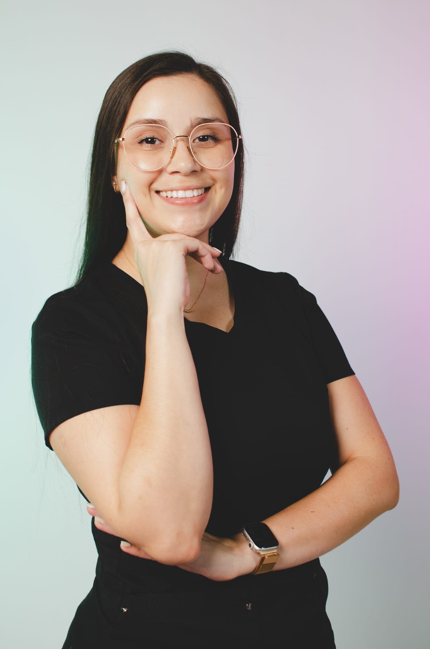 Dra. Karen Mora — retrato casual